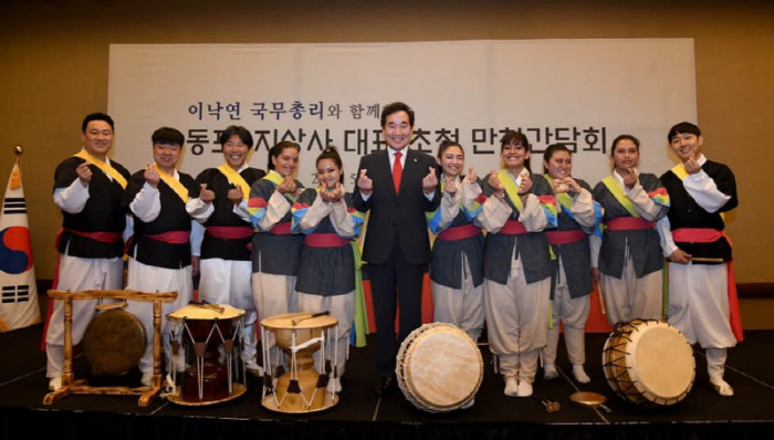 El Primer Ministro de Corea del Sur, Lee Nak-yeon, posa con el grupo de Samulnori ‘Hanbia’. | Instituto Sejong Bogotá